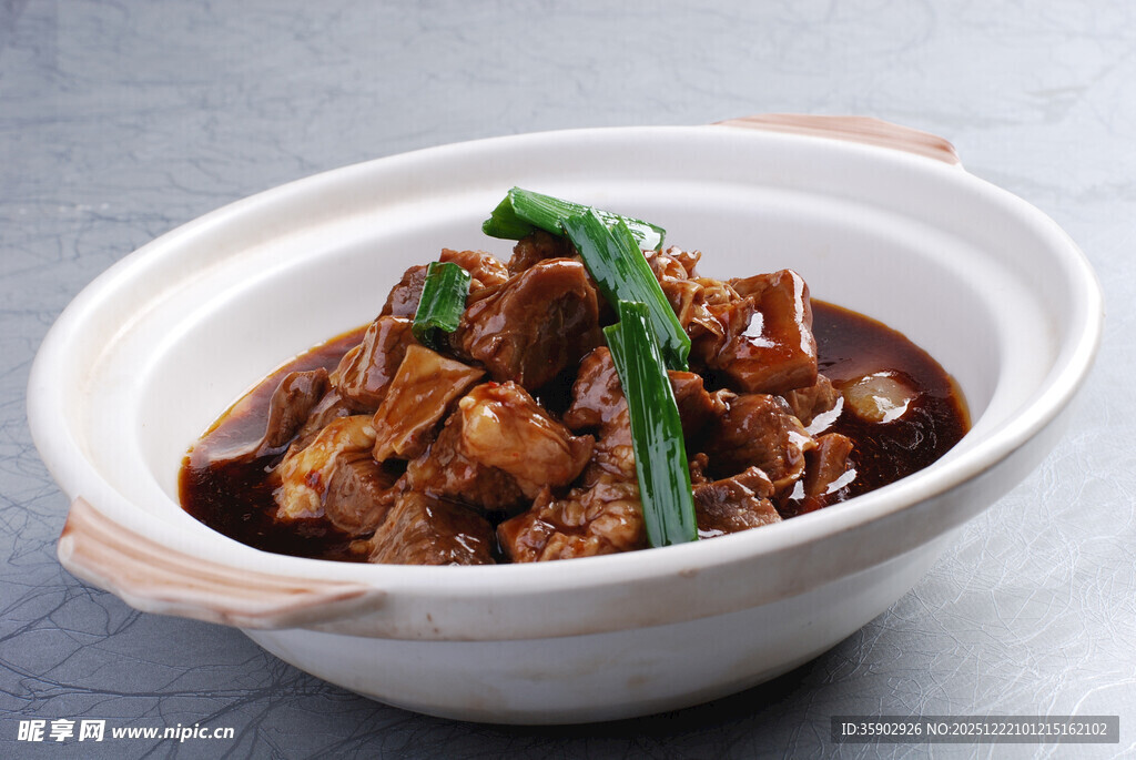 煲仔锅菜品萝卜烧牛腩