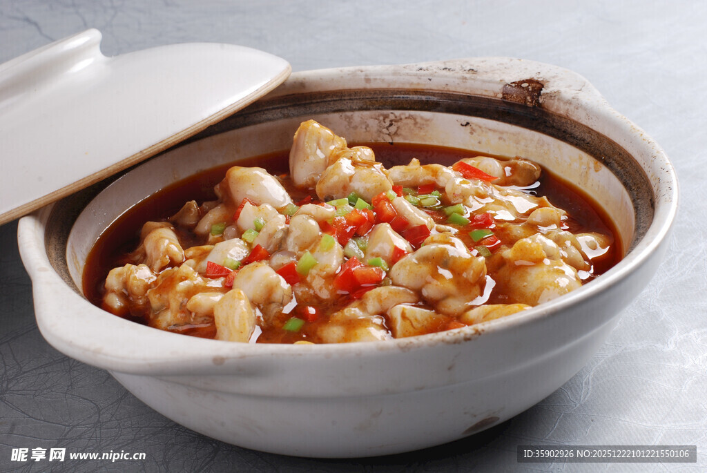 煲仔锅菜品麻婆豆腐烧牛蛙