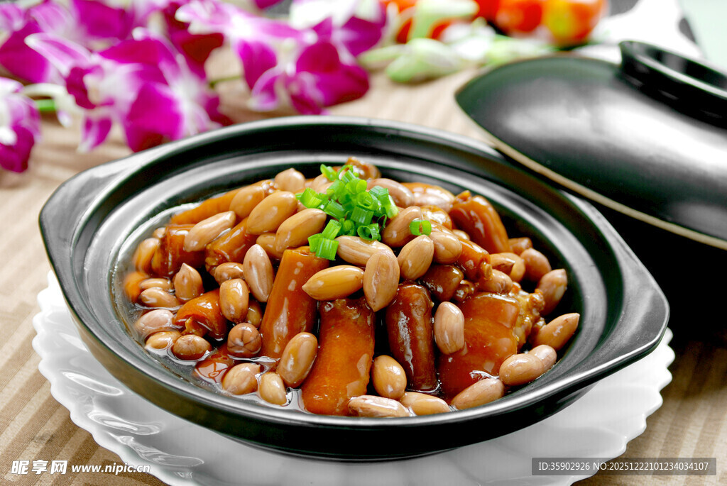 煲仔锅菜品花生烧猪尾