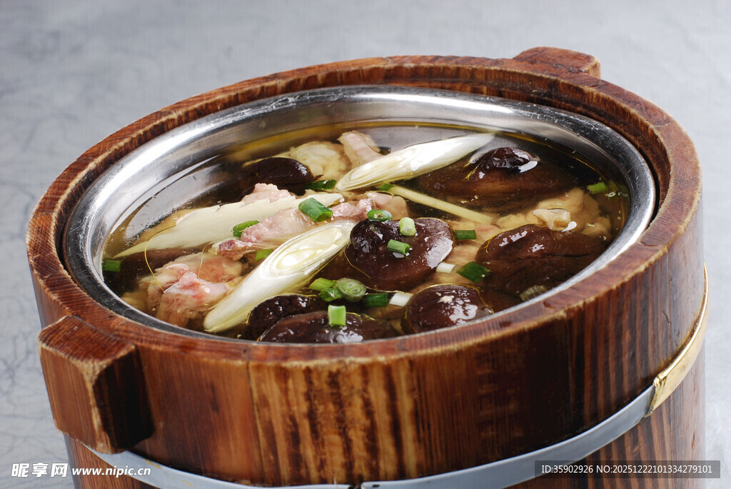 煲仔锅菜品木桶小鸡炖蘑菇