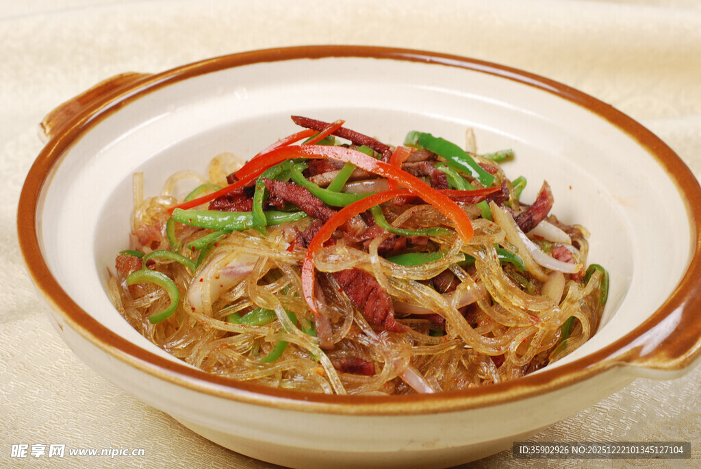 煲仔锅菜品牛肉炒细粉