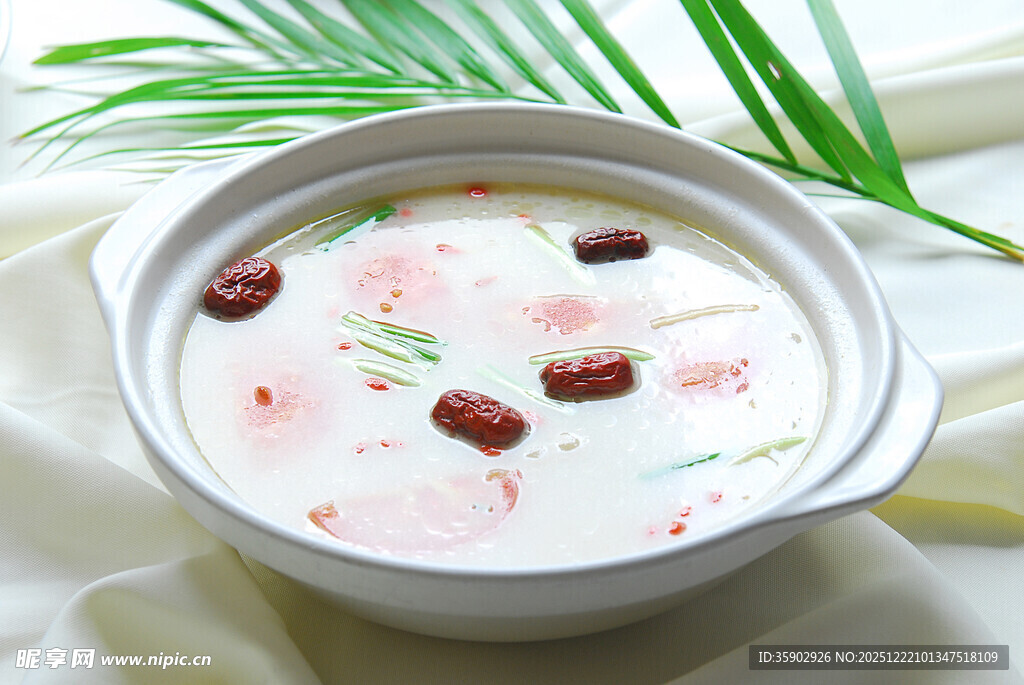 煲仔锅菜品牛肉汤