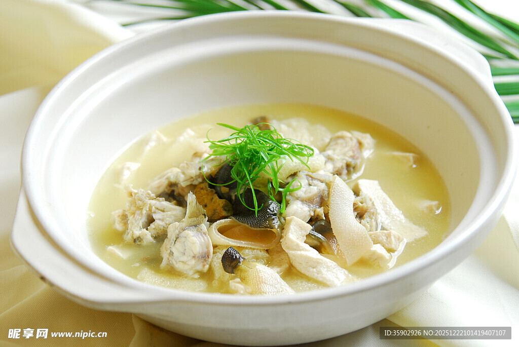 煲仔锅菜品浓汤鲅鱼