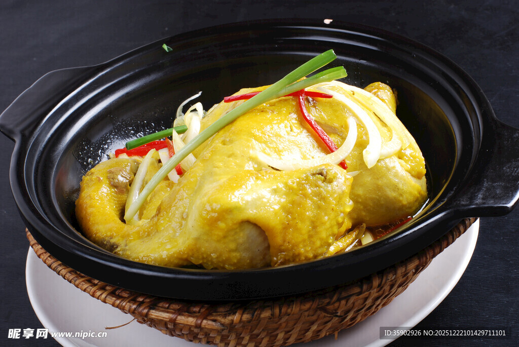 煲仔锅菜品飘香滋味鸡