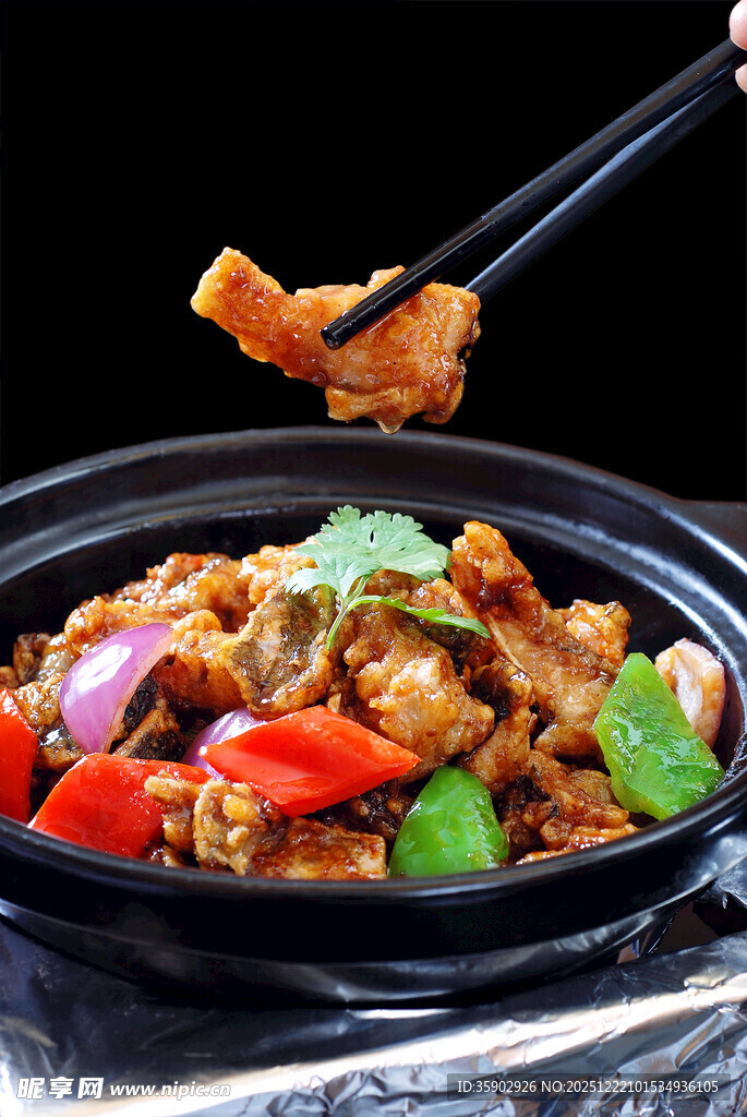 煲仔锅菜品酱香鱼头煲