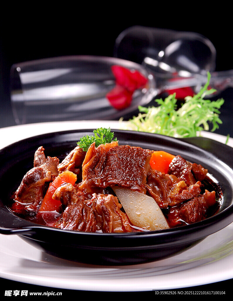 煲仔锅菜品萝卜焖牛腩