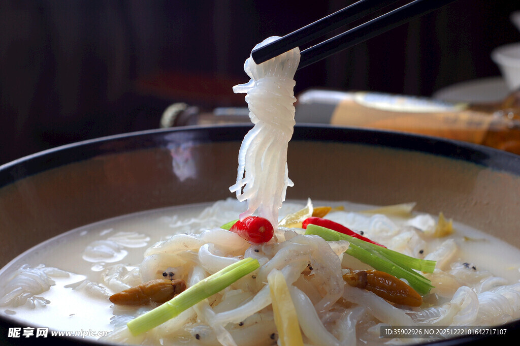 煲仔锅菜品浓汤银雪煲