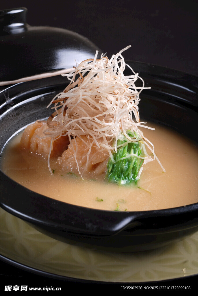 煲仔锅菜品美泷吉怀石煮鲤鱼