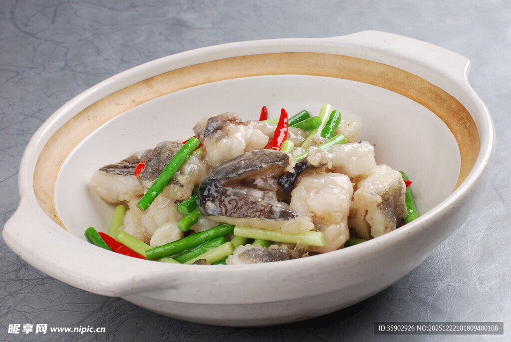 煲仔锅菜品深海碟鱼头