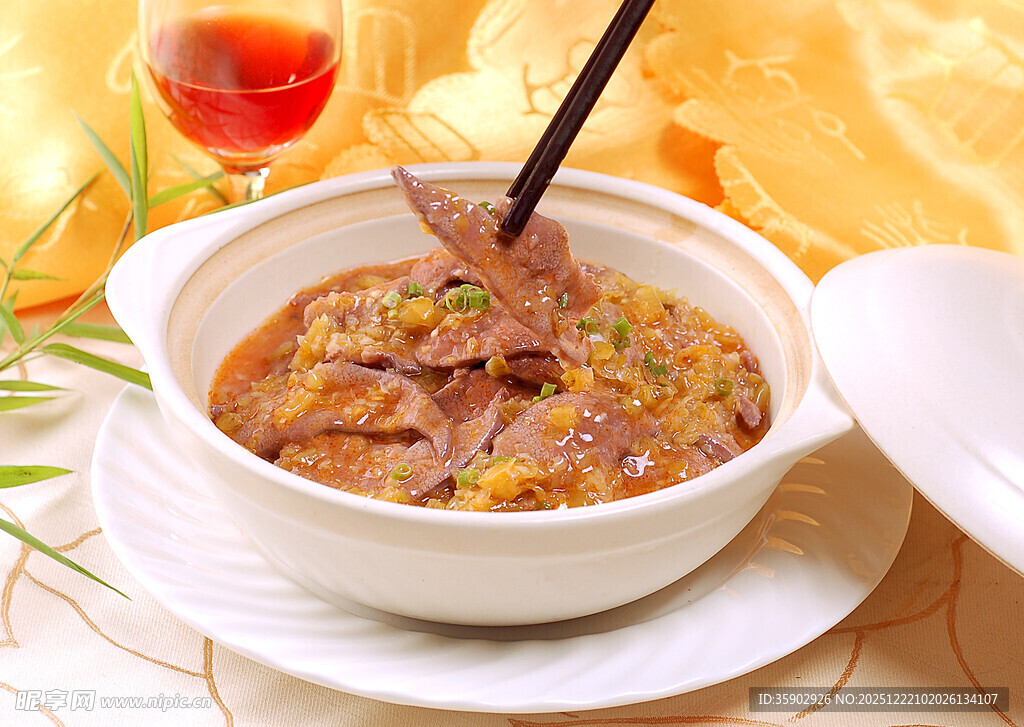 煲仔锅菜品山椒仔肝煲