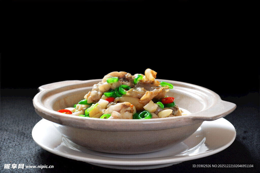 煲仔锅菜品青椒美蛙煲