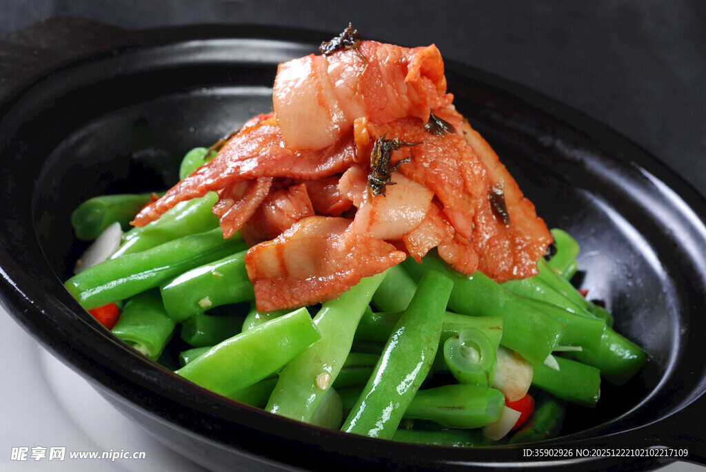 煲仔锅菜品热培根豆角煲