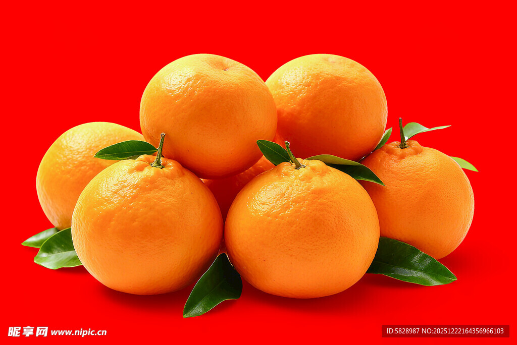 新鲜堆叠的饱满橙子