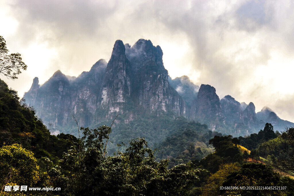 巍峨山峦隐于云雾之间