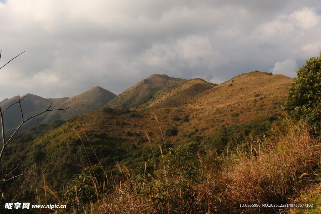 山间秋景云雾缭绕山峦