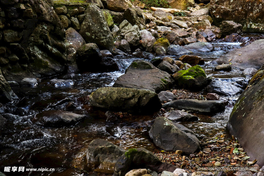 山间潺潺溪流与嶙峋怪石