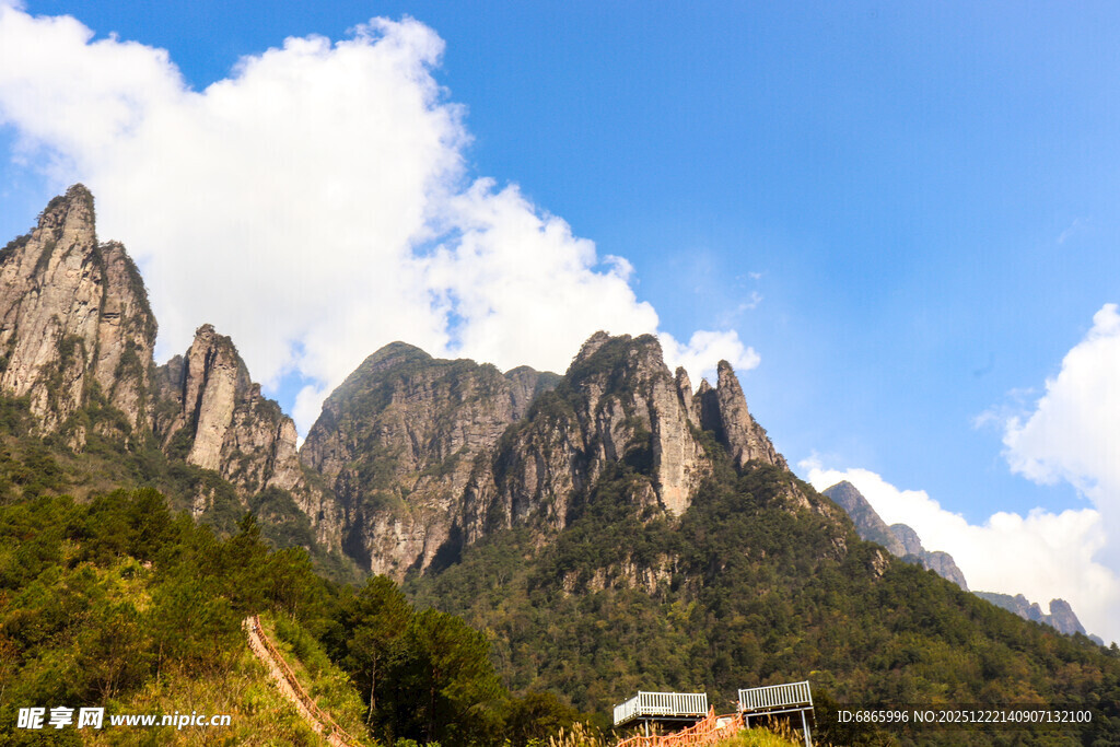壮丽山景与山间小屋
