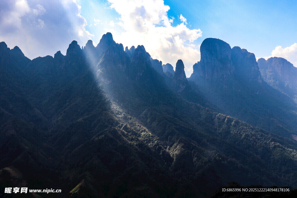 壮丽山景与穿透云层阳光