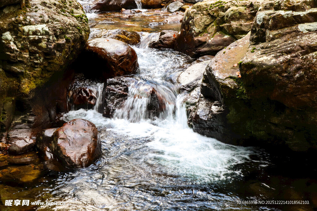 山间溪流潺潺石间清泉