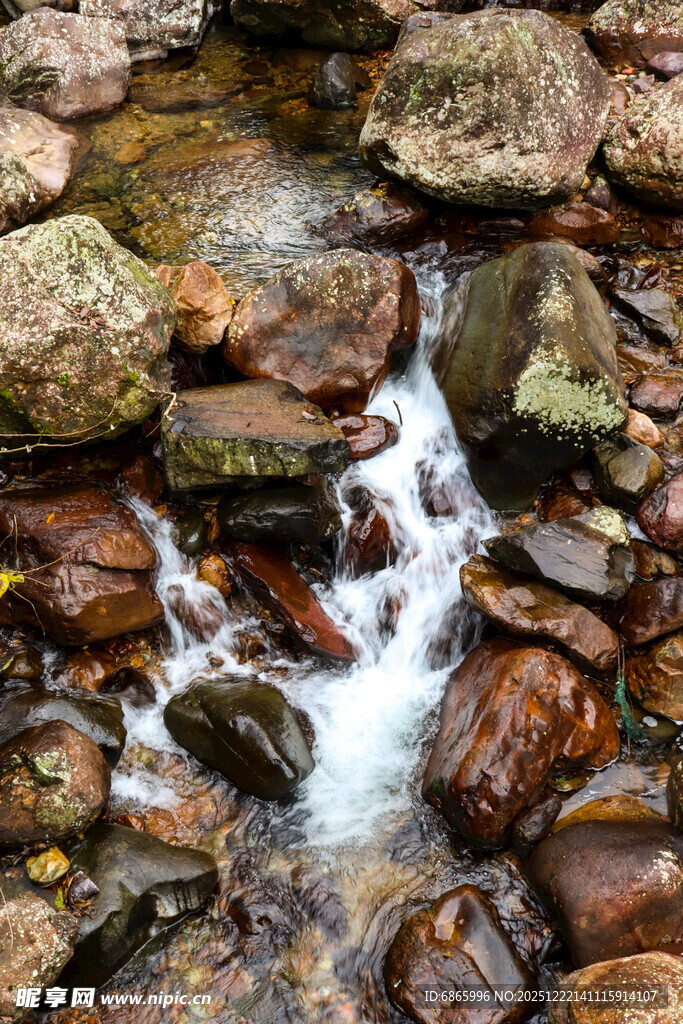 山间溪流潺潺过石间