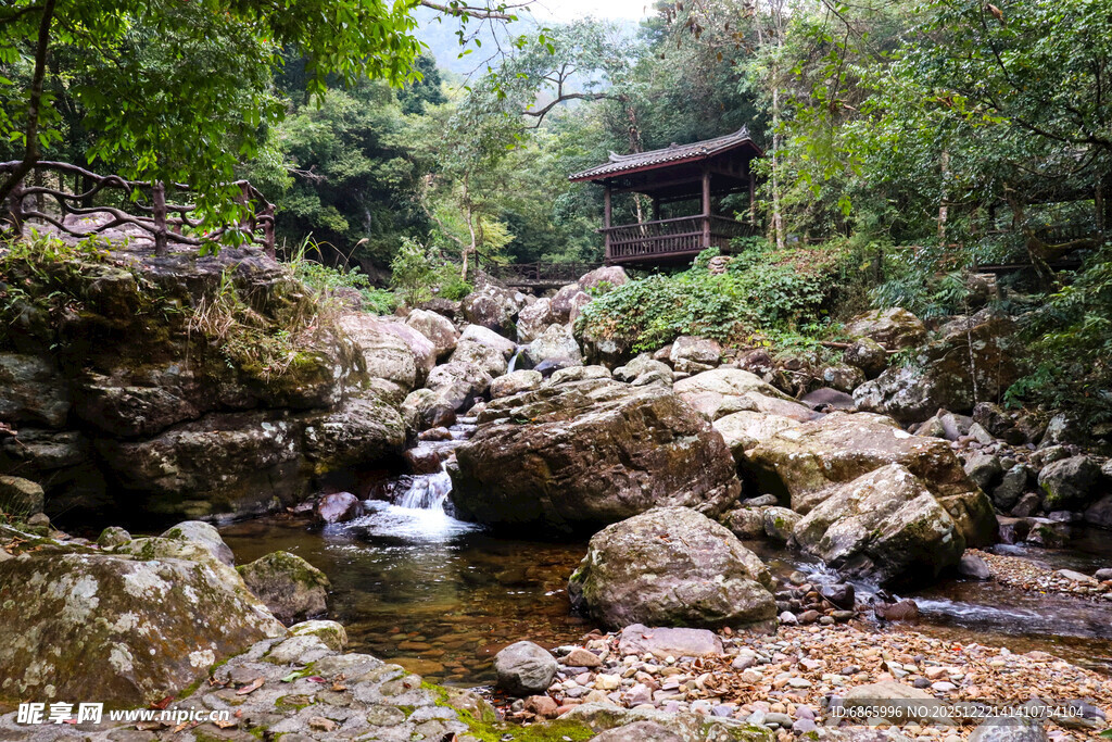 山林间的潺潺溪流与小屋