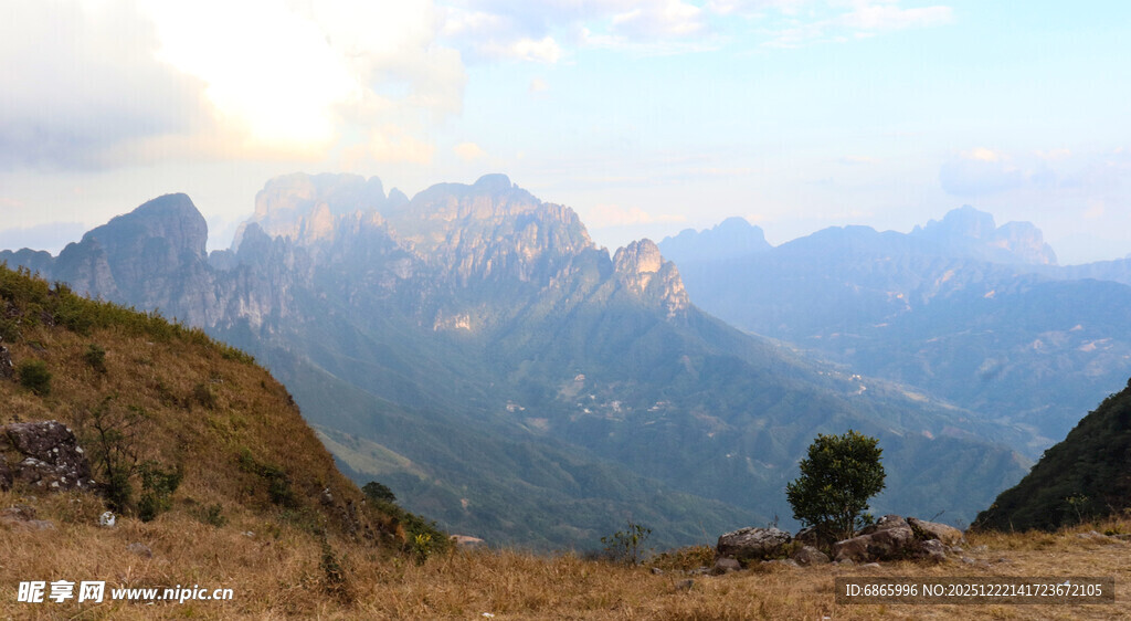 壮丽山景远眺连绵山峦