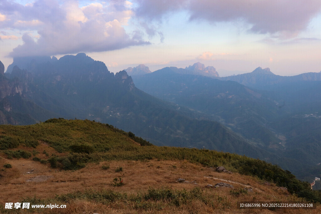 山间美景云雾缭绕的山峦