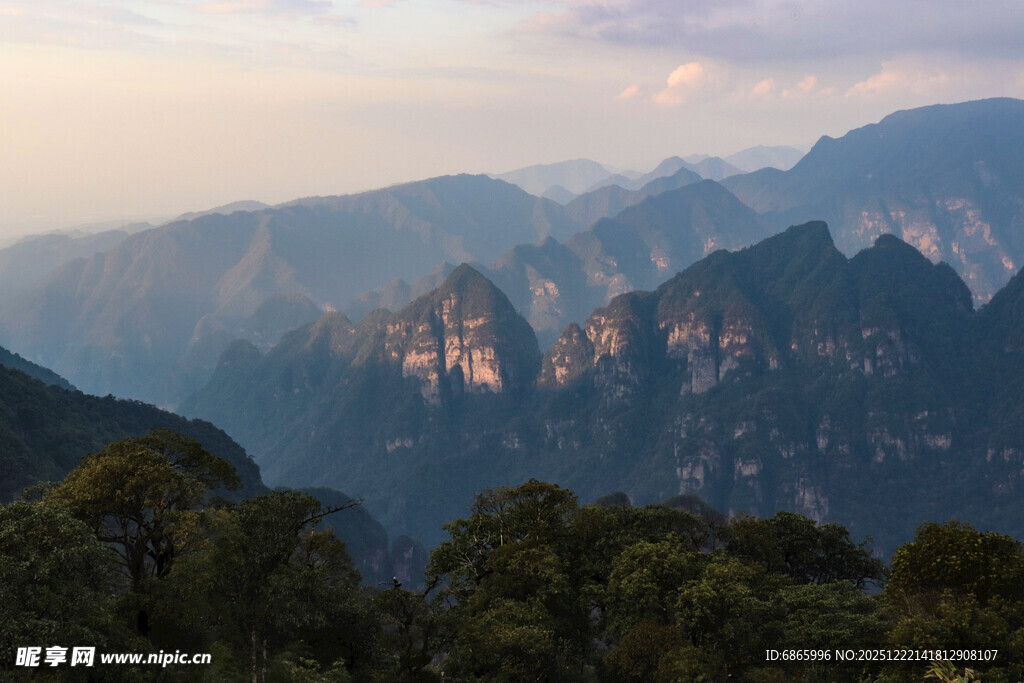 壮丽山峦间的自然美景