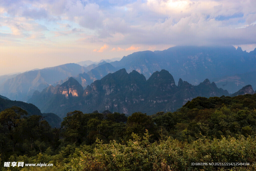 壮丽山峦间的云海景观
