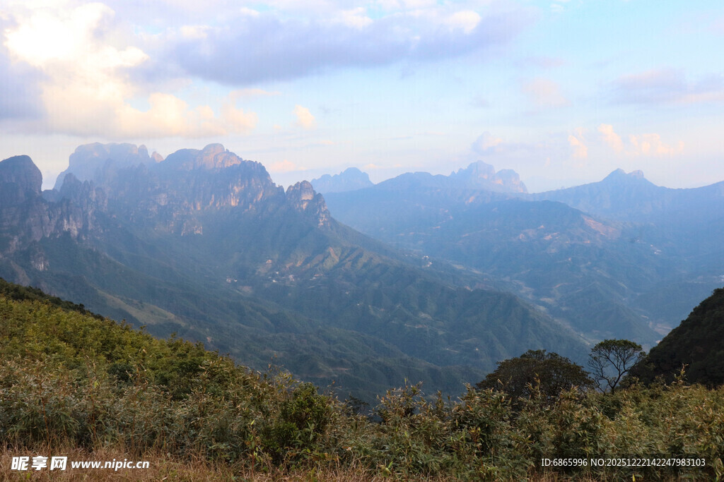 云雾缭绕的峰峦