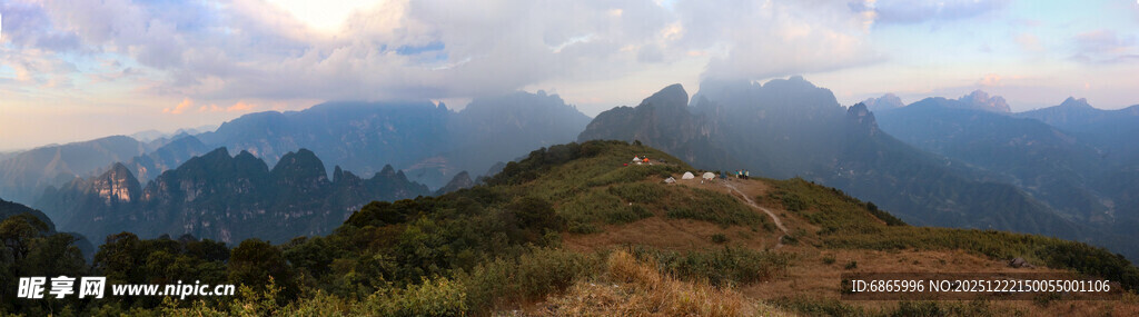 云雾缭绕的山峦