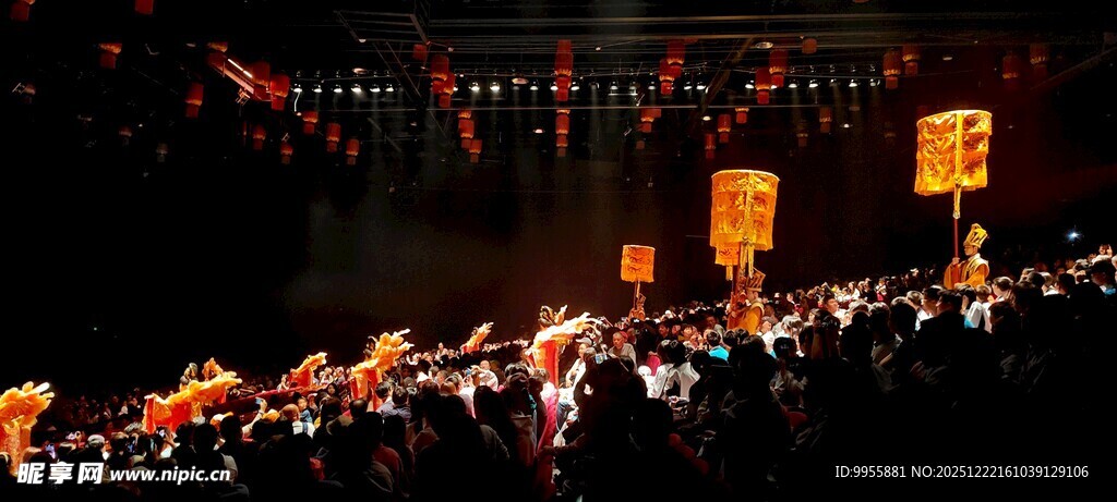 陕西西安夜晚热闹的灯会场景