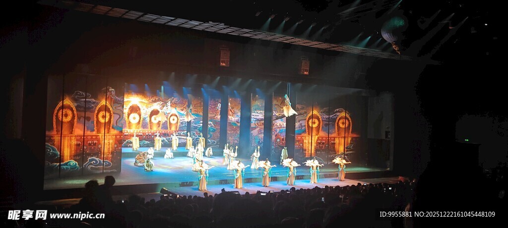 陕西西舞台灯光下的多彩表演场景