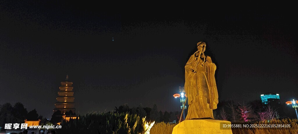 陕西西安夜晚中的历史人物雕像