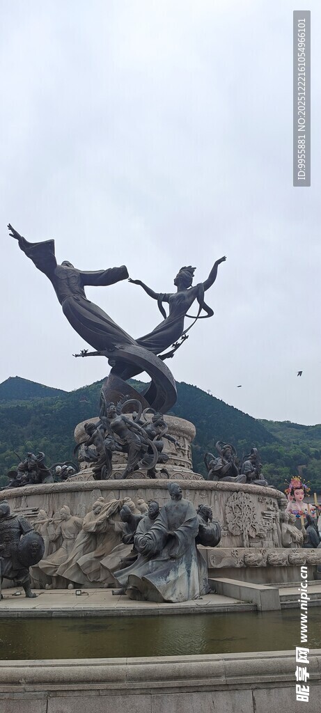 陕西西安巨型雕塑展翅于山水间