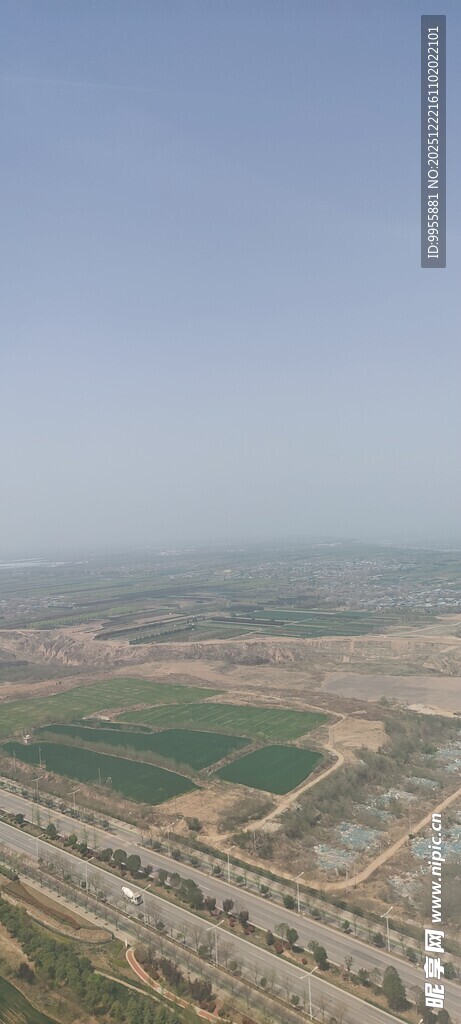 陕西西安俯瞰广袤田野与道路