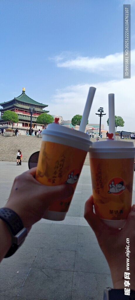 陕西西安手持饮品赏古典建筑