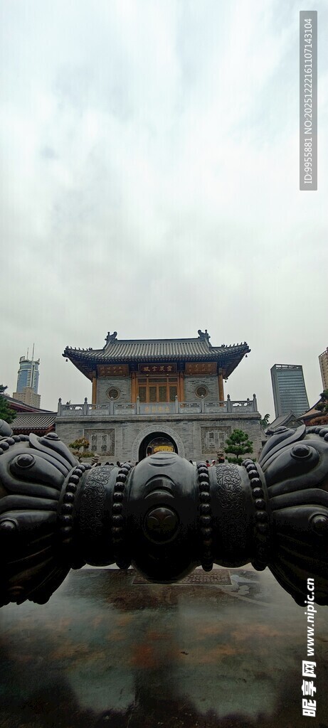 陕西西安古老建筑前的石兽景观