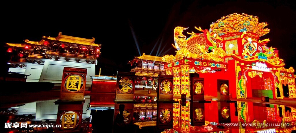 陕西西璀璨夜景中的中式华丽建筑