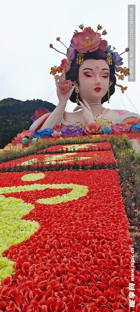 陕西西安花田中的人偶艺术景观