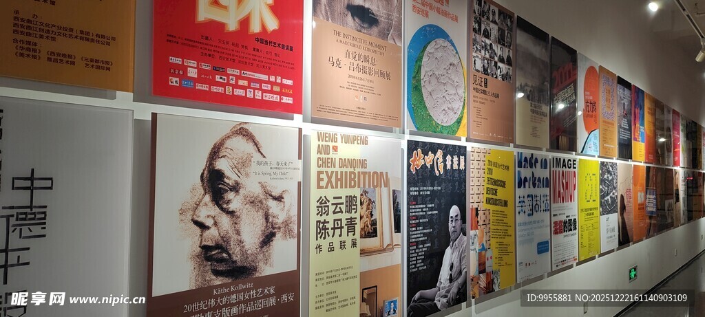 陕西西安复古海报墙展示多样风格
