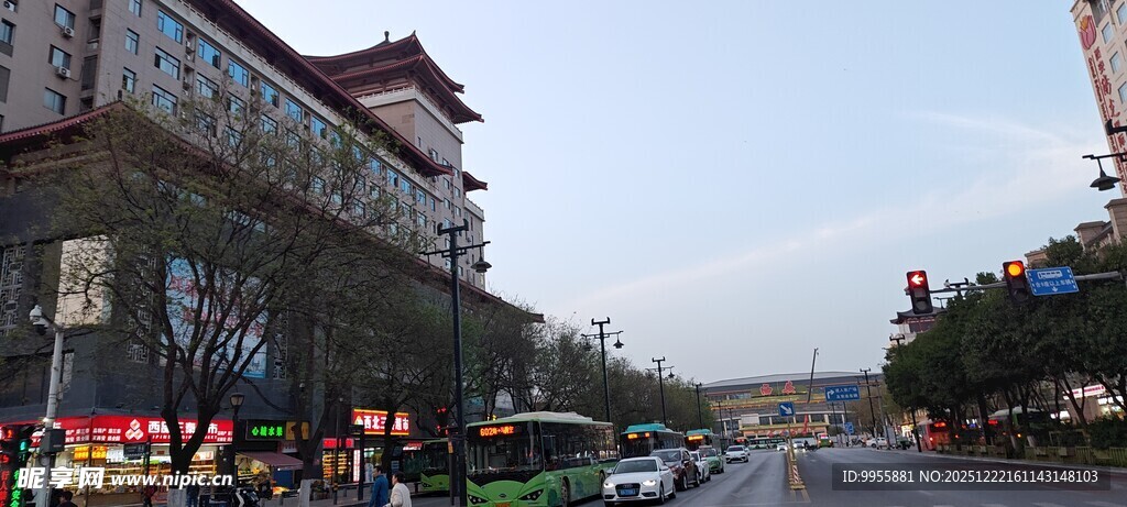 陕西西城市街道旁的中式建筑景观