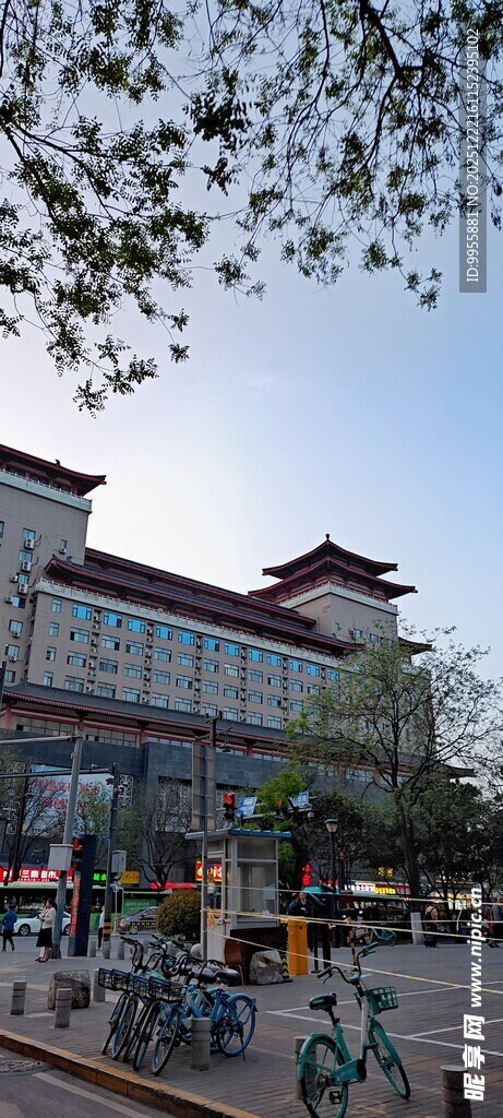 陕西西安中式风格建筑前热闹场景