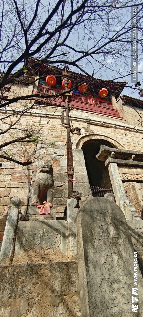 陕西西安古老城楼与枝头景象