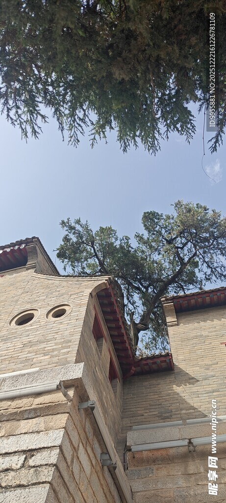 陕西西安古老建筑屋顶局部景观