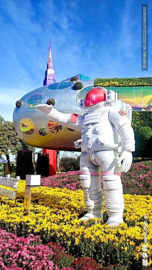 广东中户外宇航员雕塑与多彩花卉