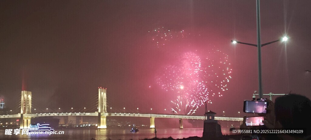 广东珠海中夜桥上空绚烂烟花绽放