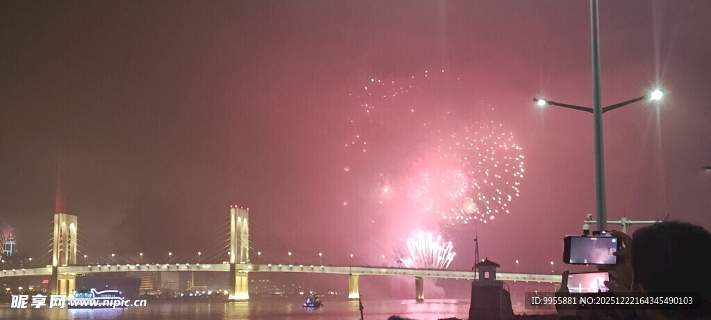 广东珠海中伦敦夜景中的绚烂烟花