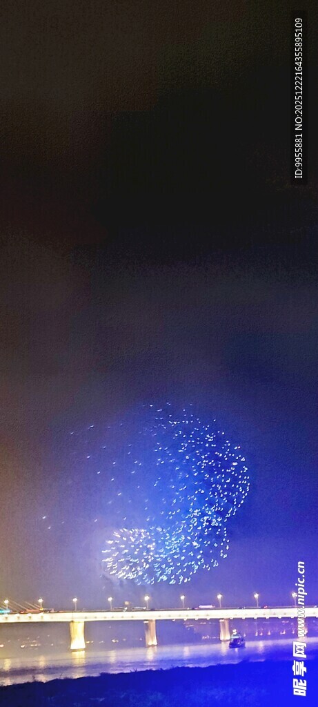 广东珠海夜空下的绚烂蓝色烟花秀