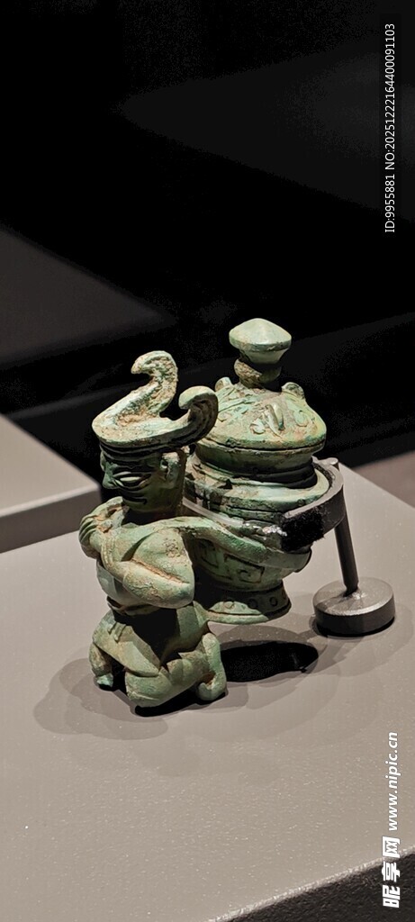 广东珠海中山古代青铜跪坐人像